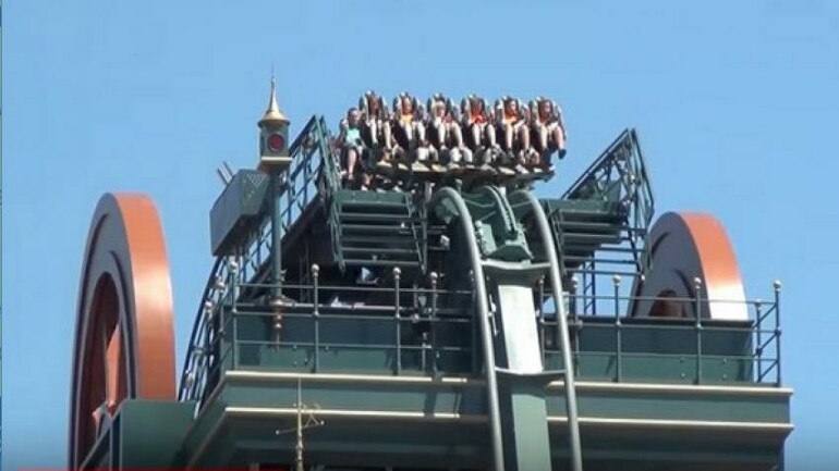 عمال الانقاذ يحررون الزوار العالقين في السفينة الدوارة بإيفتلينغ بعد عشرون دقيقة