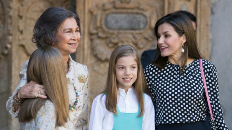 بالفيديو: الملكات الإسبانيات يتشاجرن مع بعضهن البعض في كنيسة بمالوركا