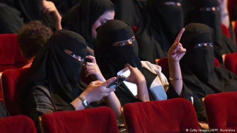 افتتاح أول دارعرض سينمائي بالسعودية ودون الفصل بين النساء والرجال