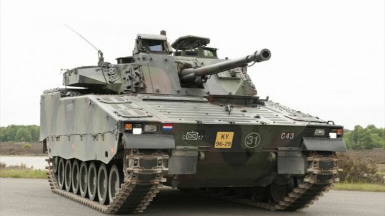 جندي هولندي يطلق النار في وقت مبكر أثناء التدريب و زملائه في الميدان - يجب ألا يحدث أبدا