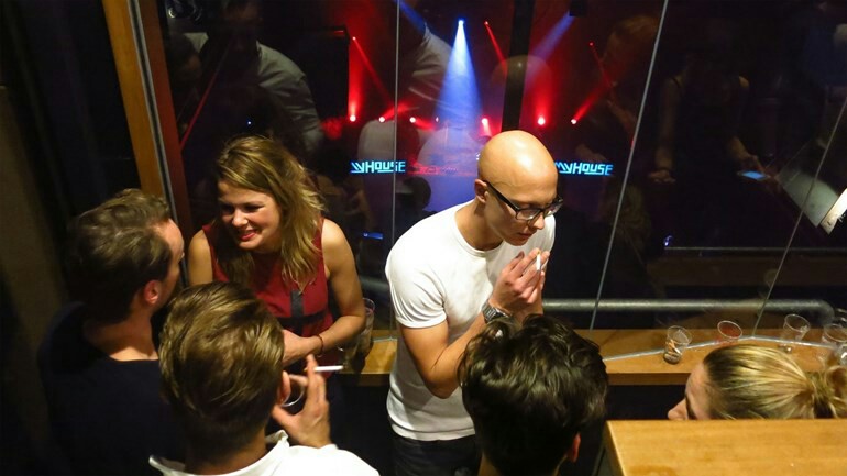 اغلاق الغرف الخاصة بالمدخنين في المطاعم - هل سيدخنون في المراحيض ؟!