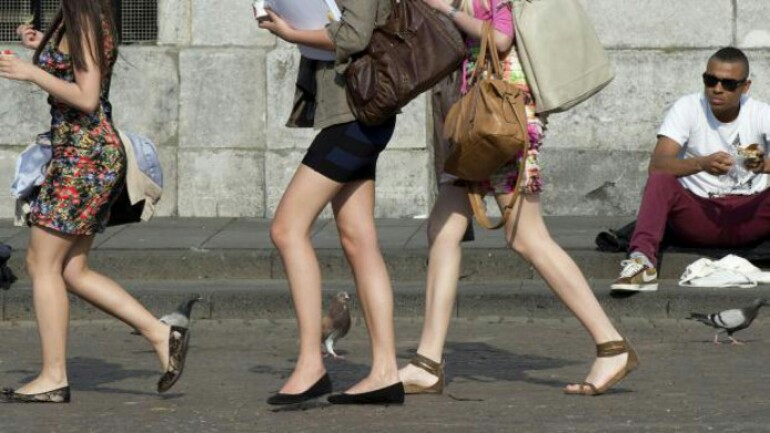 هل حقا هناك يوم التنانير القصيرة في هولندا بأول يوم حار في الربيع؟!