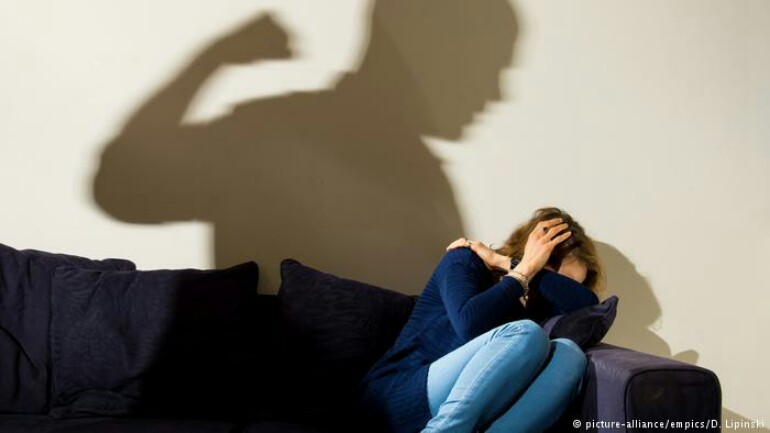 علاقة حب عنيفة وغريبة بين لاجيء قاصر والمشرفة عليه بمركز اللجوء بألمانيا