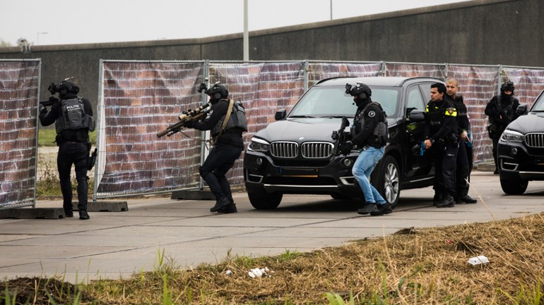 فرق مداهمة وأسلحة وطائرات هيلكوبتر في أمستردام و IJmuiden