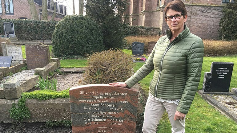 امرأة فقدت جرة رفات والدتها المتوفاة - تعثر عليها بالصدفة