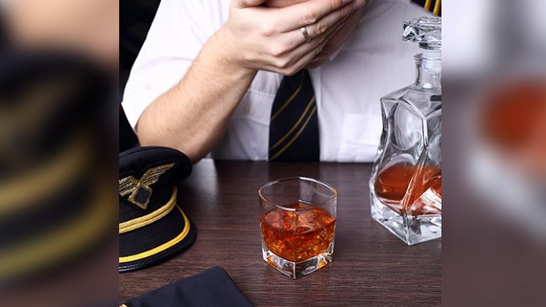 القبض على طيار مخمور في قمرة قيادة الطائرة - صباح اليوم في مطار سخيبول بأمستردام