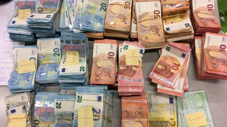 الشرطة تعثر على مائة ألف يورو بأكياس التسوق بمنزل في روتردام