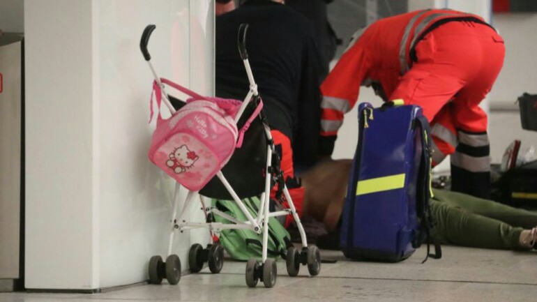 رجل يقتل زوجته السابقة وطفلته طعنا بالسكين في محطة مترو بهامبورغ