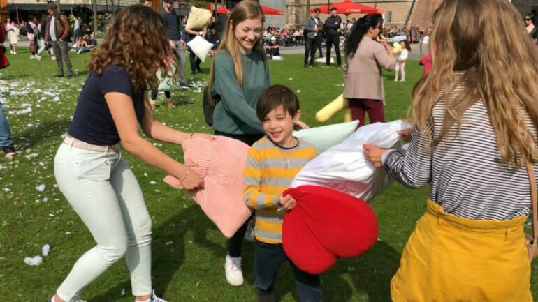 معركة ضخمة بالوسائد اليوم في روتردام - للتخلص من الضغوط والإحباط