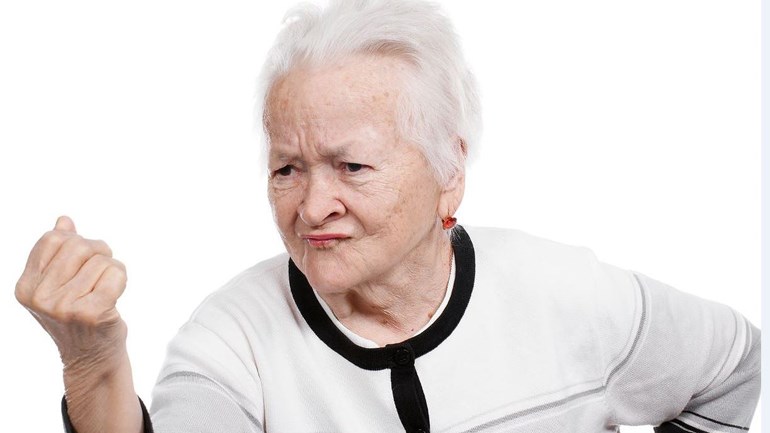 الشرطة تلقي القبض على جدة ضربت حفيدها بالشارع فيHOOFDDORP بشمال هولندا