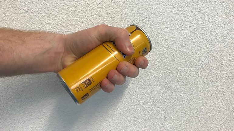 الشرطة تقبض على رجل لاعتقاد امرأتان أنه يفعل أمر قبيح أسفل الطاولة في Schagen شمال هولندا