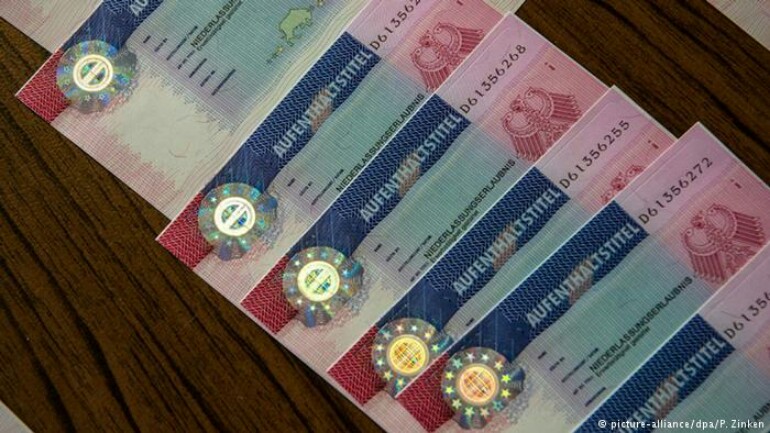 لاجئون يبيعون وثائق لجوئهم واقاماتهم الألمانية عبر الإنترنت