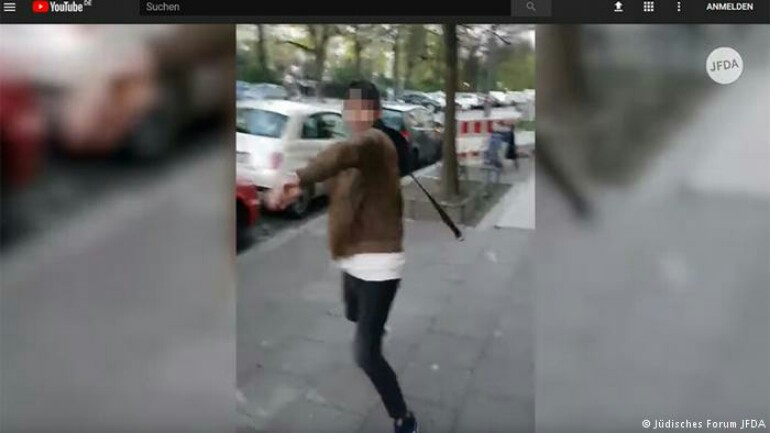 شبان يهاجمون اسرائيلي وألماني بشوارع برلين - أحدهم صرخ اثناء الضرب: يهودي يا (عرصة)