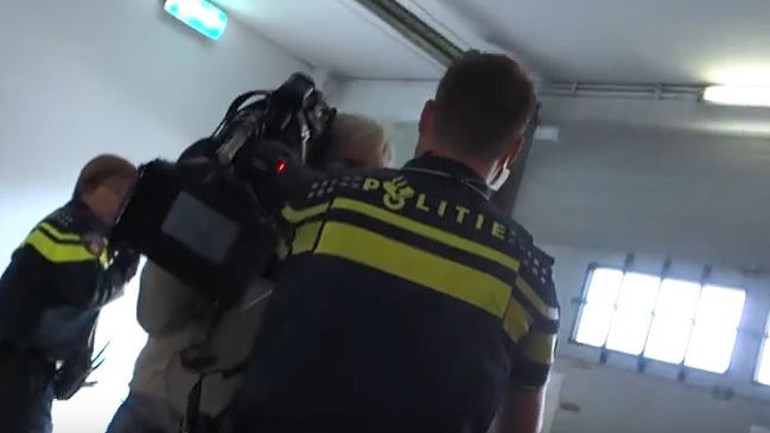 بالفيديو: الشرطة تخلي مبنى متحف روب سخولتي في Den Helder بالقوة