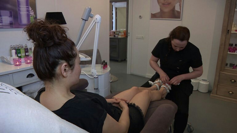 اقبال النساء الهولنديات على مراكز تجميل أظافر القدمين بسبب الطقس اللطيف - هذا حقا ضروري