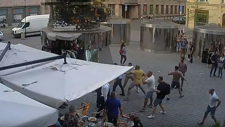 شرطي من أمستردام هو أحد المشاركين بالمعركة وضرب النادل في براغ التشيكية