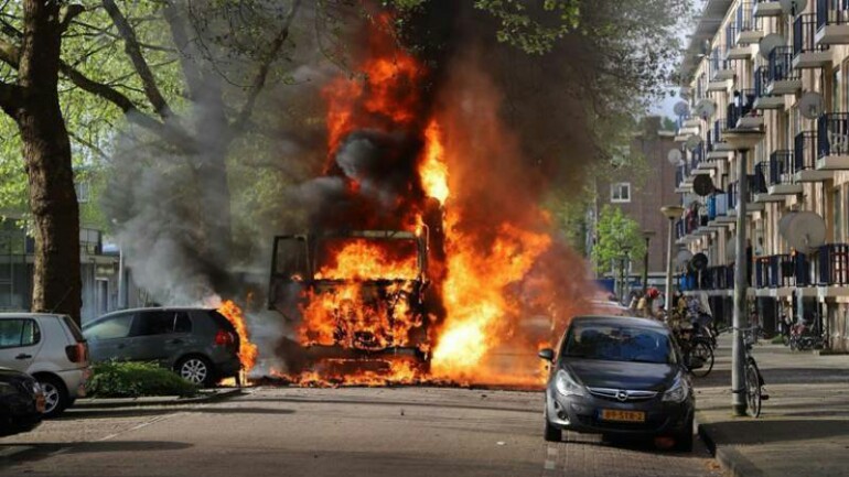 انفجار غريب بشاحنة قمامة واحتراقها بالكامل في أمستردام