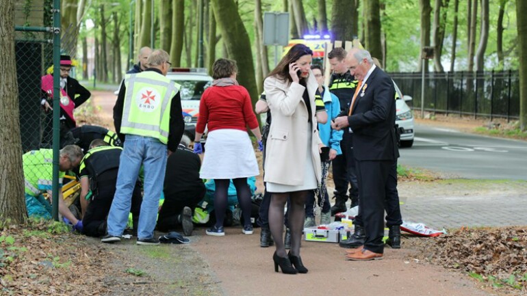 رئيسة بلدية هولندية مشغولة بإنقاذ رجل أثناء الاحتفال بيوم الملك