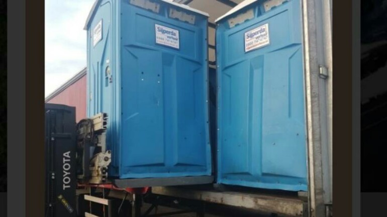 رجل صحى اليوم من النوم ليجد نفسه عالقا بمرحاض - اتصل بالشرطة لتبحث عنه وتحرره في خرونينغين