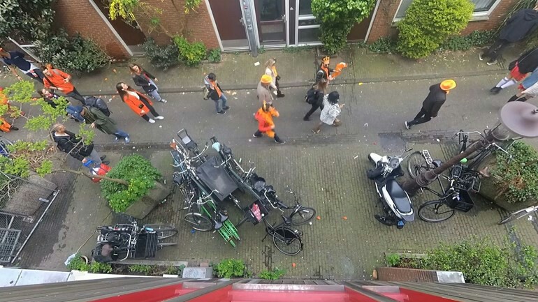 كاميرا تسجل كم مرة تبول بعض المحتفلين بعيد الملك خلال ساعة أمام منزل بأمستردام 