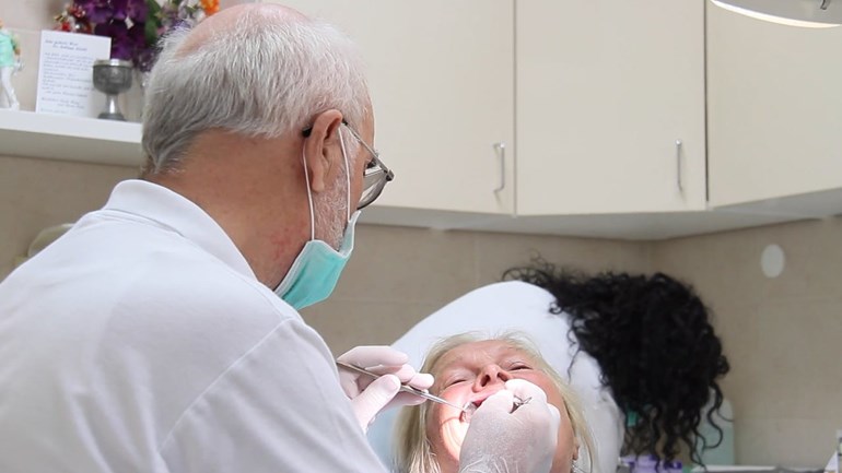 لاتنظف أسنانك لمدة أسبوعين واحصل على مكافأة 360 € !