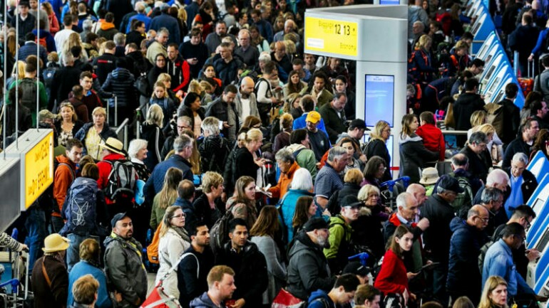 تأخير والغاء رحلات وحشود كبيرة في مطار سخيبول بسبب انقطاع التيار الكهربائي بجزء من أمستردام