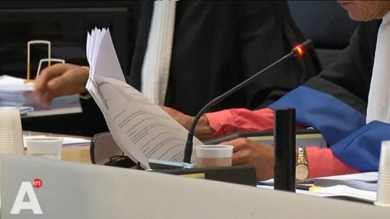 الحكم بالسجن والتعويض على رجل هدد زوجته السابقة وأساء معاملة صديقها