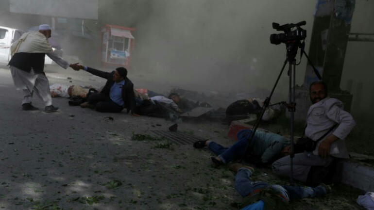 مصرع 25 شخص بينهم صحفيين في تفجيرين انتحاريين في كابول بأفغانستان