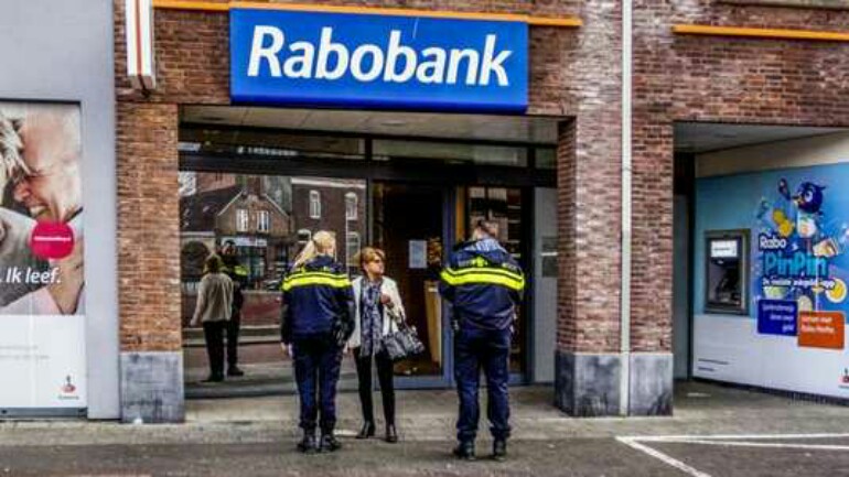 القبض على حارسي أمن البنك الذي تم السطو على خزائنه في أودنبوش