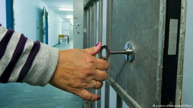 مهاجمة الحراس وأعمال عنف في أكبر سجن لترحيل اللاجئين في ألمانيا