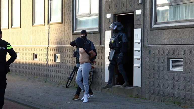 مداهمة منزل واعتقال شخص بعد الضرب بسلاح ناري في روتردام