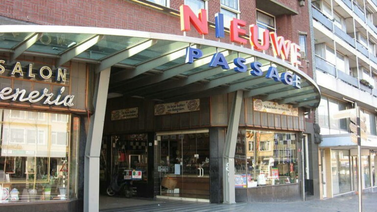 أم تترك طفلها الصغير وتلوذ بالفرار بعد محاولة سرقة بمتجر في Schiedam