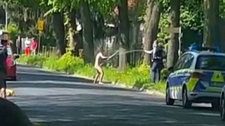 القبض على شاب سوري 23 عام هاجم السيارات بعامود حديد وهو عاري في ألمانيا