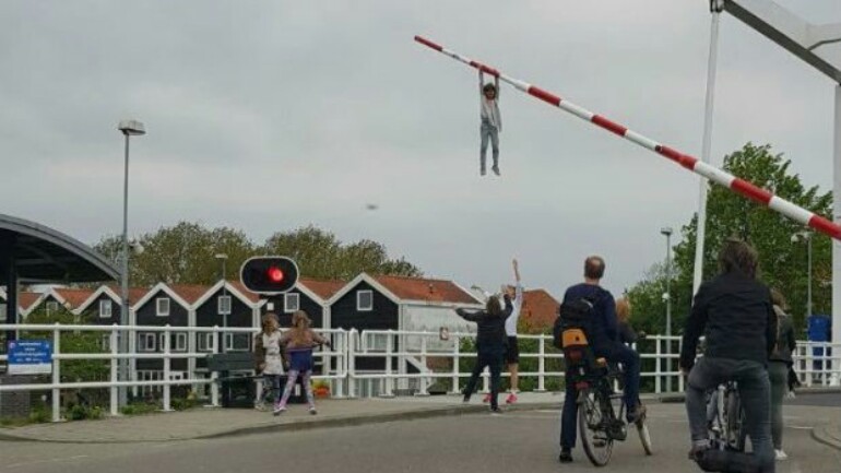 الطفلة صوفي كانت تلهو على حاجز الجسر - فجأة أصبحت معلقة في الهواء