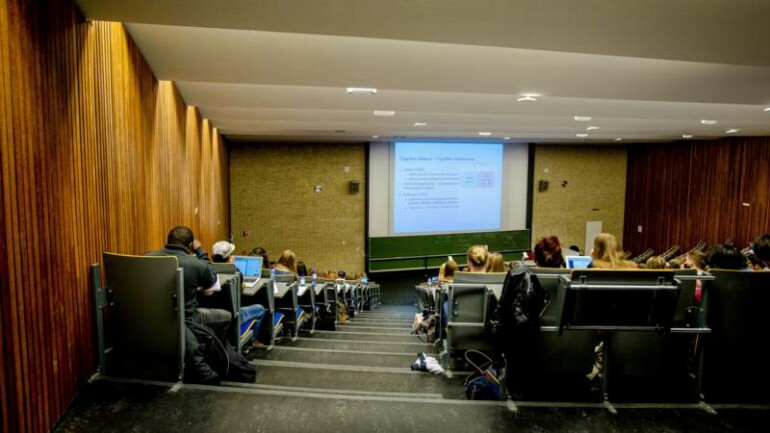 تجربة جديدة لاشراك العلماء والأطباء من اللاجئين مع مجموعة علماء هولنديين