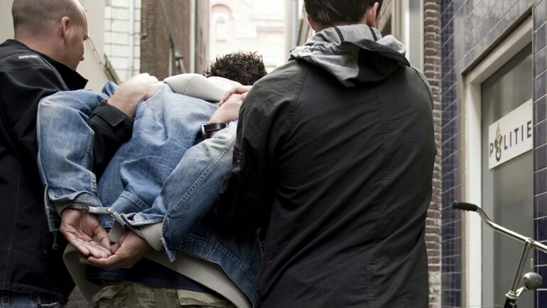 لص يعلق بين جدارين وأخر يسقط من أعلى سقف بعد السطو على مقهى في روتردام