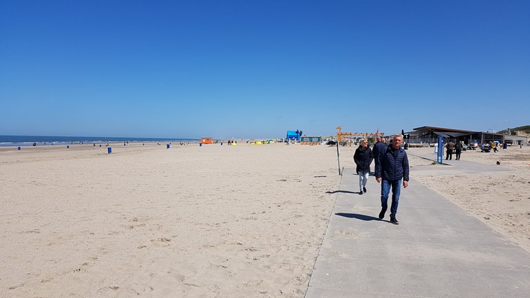 عطلة نهاية أسبوع حارة ومشمسة ولكن السباحة لم يأتي أوانها بعد