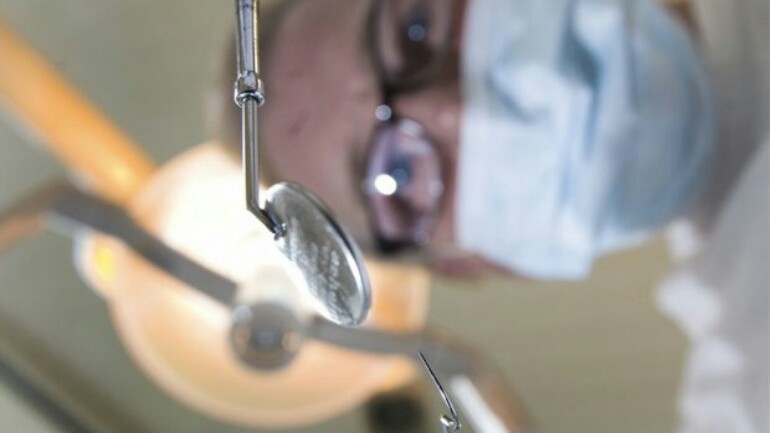 هناك نقص في أطباء الأسنان بهولندا - المتقاعدين يستمرون بالعمل لعدم وجود من يخلفهم 