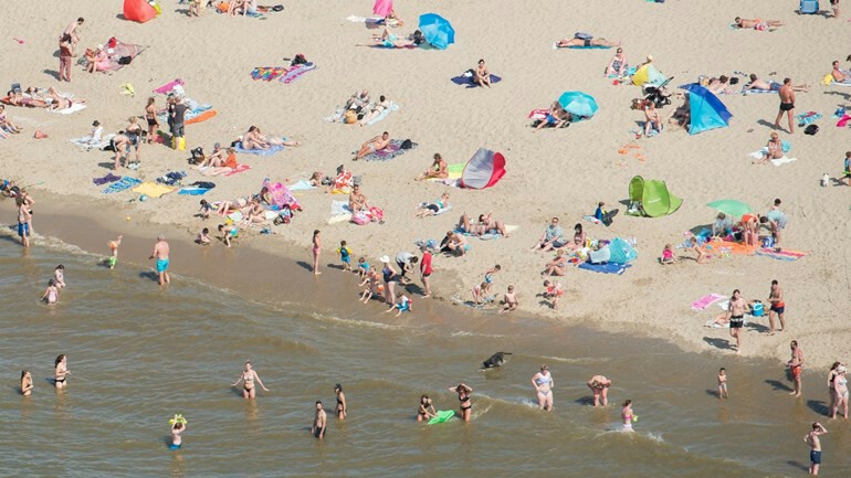 استمتاع الألاف بالطقس الصيفي والسباحة على شاطيء البحر جنوب هولندا