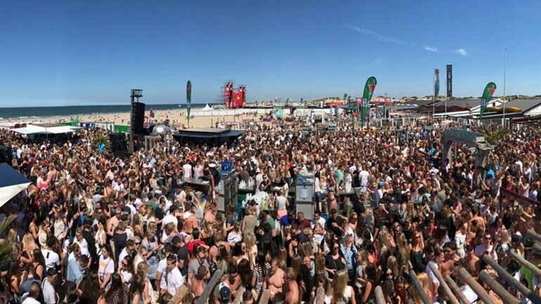 افتتاح موسم الشاطيء في هوك فان هولاند جنوب هولندا - لكنه غير محظوظ بالطقس