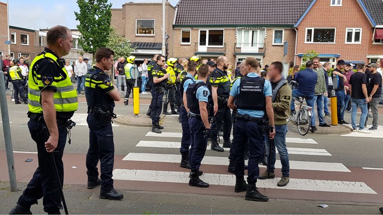 طعن شخص برقبته وأخر بوجهه في شجار بين مشجعي فريقي كرة القدم