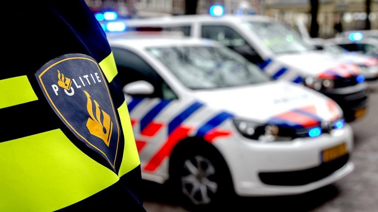 الشرطة تبحث عن رجل تبول أمام أعين طفلتين في لارين بشمال هولندا