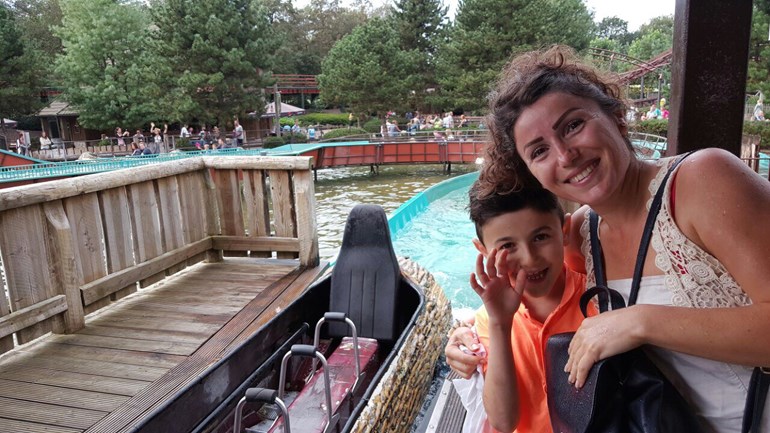 هولندا قامت اليوم بترحيل ألينا وابنها كارو القادمين من سوريا الى أرمينيا