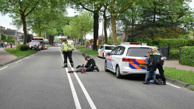 اصابة لاجيء بجروح أثناء هربه ورفاقه من الشرطة للركوب بالأسود بحافلة بتيلبورخ