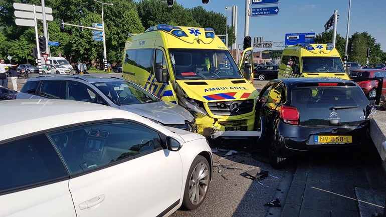 خمس سيارات تشارك بحادث مروري كبير في أمستردام منها سيارة اسعاف