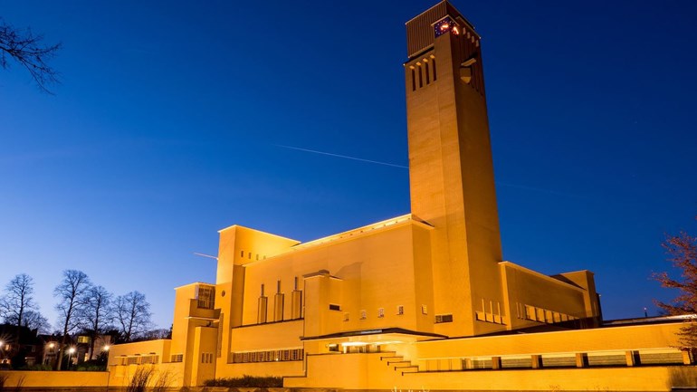 بلدية هيلفيرسوم تفرض تدابير جديدة لتجنب ازعاج الشباب في رمضان