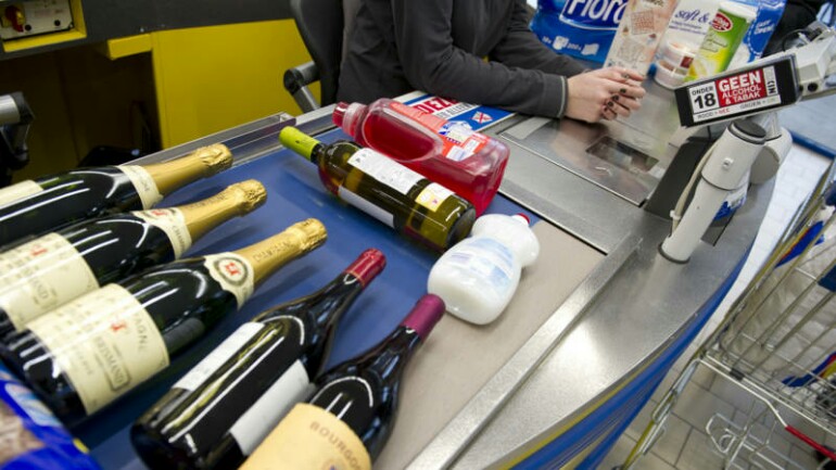 وزير الدولة الهولندي بلوكهاوس - يجب على الشباب اظهار هويتهم عند شراء الكحول والسجائر