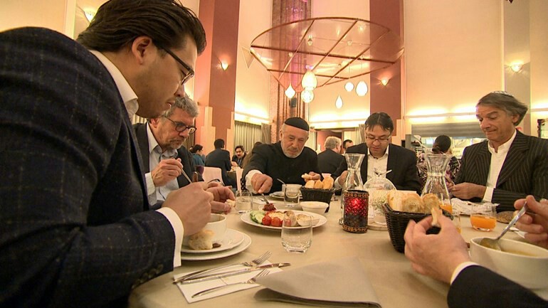 المسلمون والمسيحيون واليهود يفطرون سويا على صوت الأذان في دانهاخ