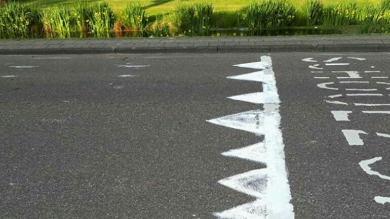 القبض على رجل وهو يرسم أسنان القرش على الطرقات في Waalwijk جنوب هولندا