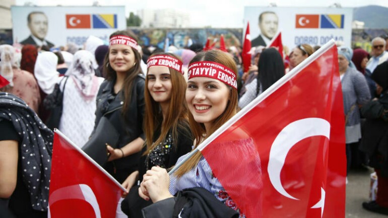 عشرات الألاف من الأوروبيين الأتراك في سراييفو للاستماع إلى أردوغان